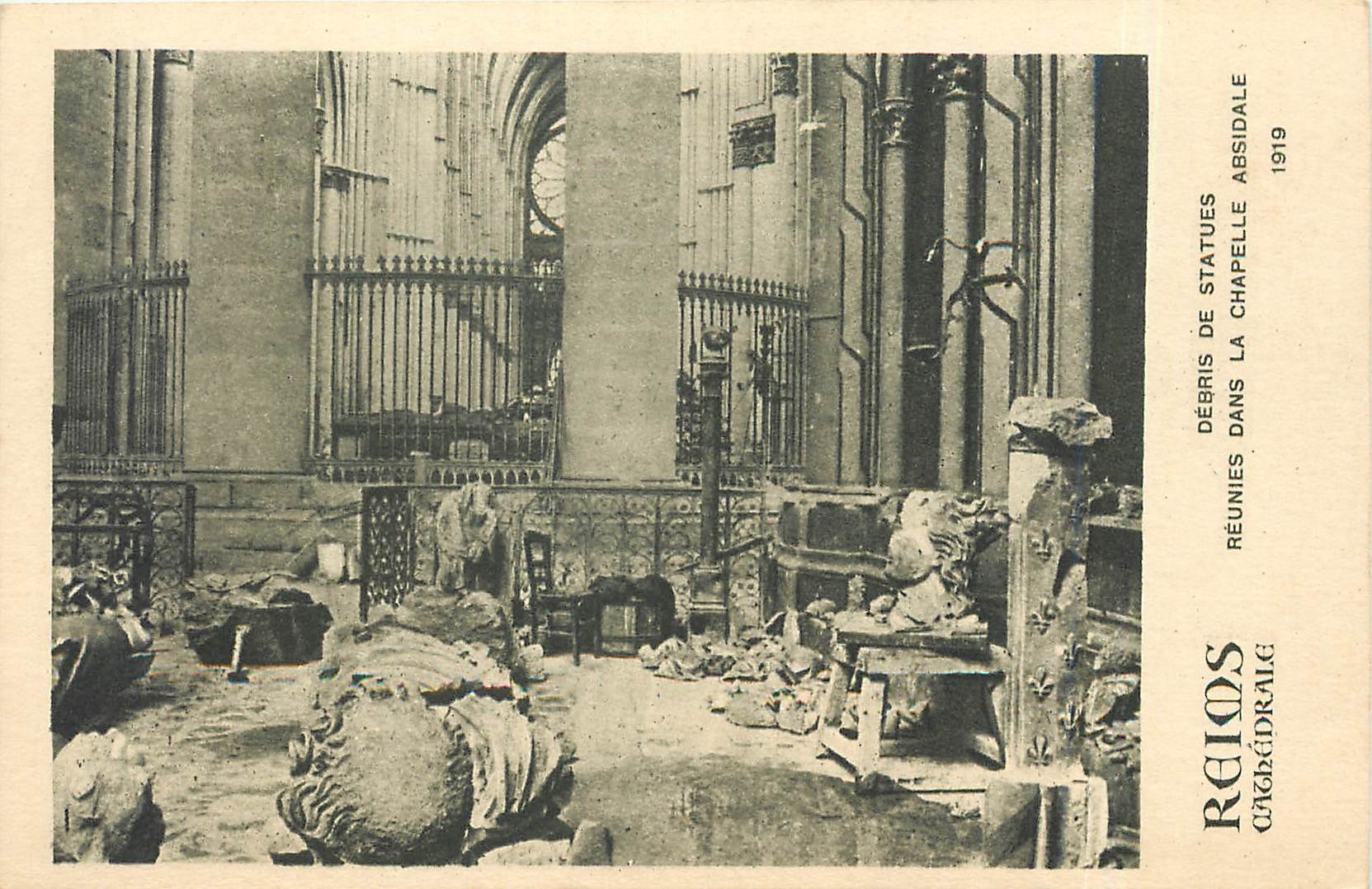 CPA Reims cathedrale Debris de Statues Reunies dans la Chapelle Absidale 