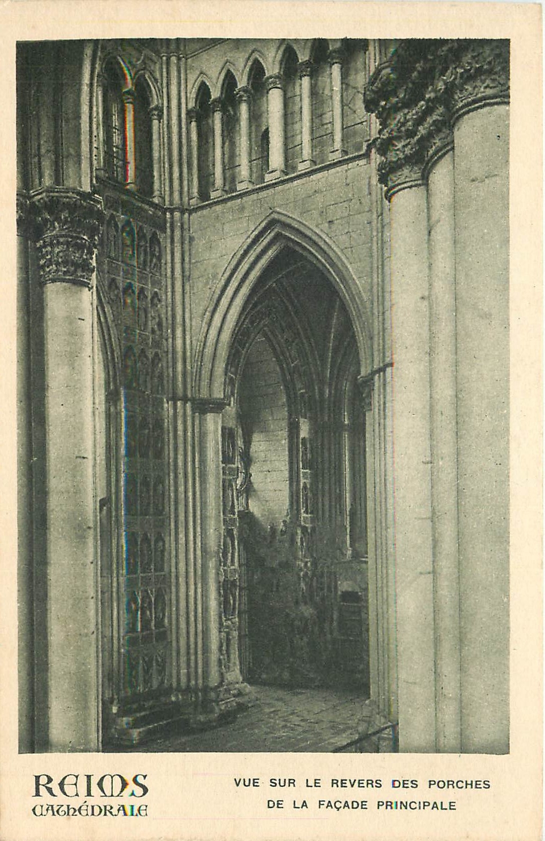 CPA Reims cathedrale Vue sur le revers des Porches de la Facade principale 