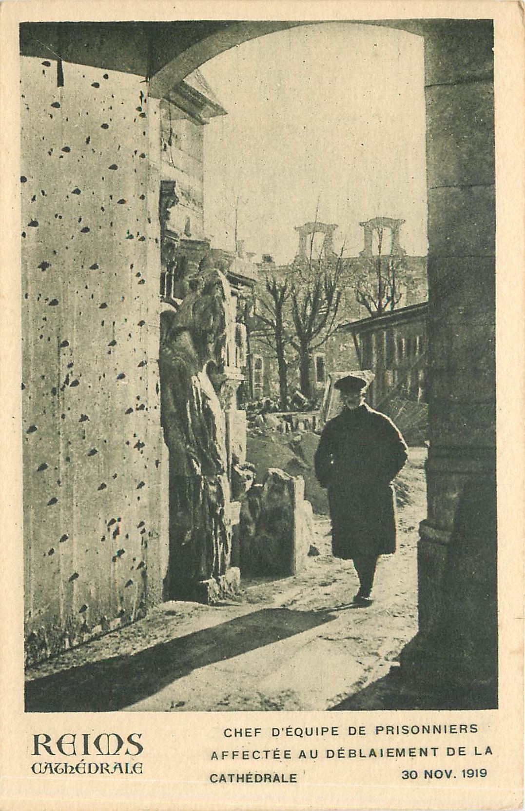 CPA Reims cathedrale Chef d'Equipe de Prisonniers Affectee au deblaiment de la Cathedrale 30 Nov 191