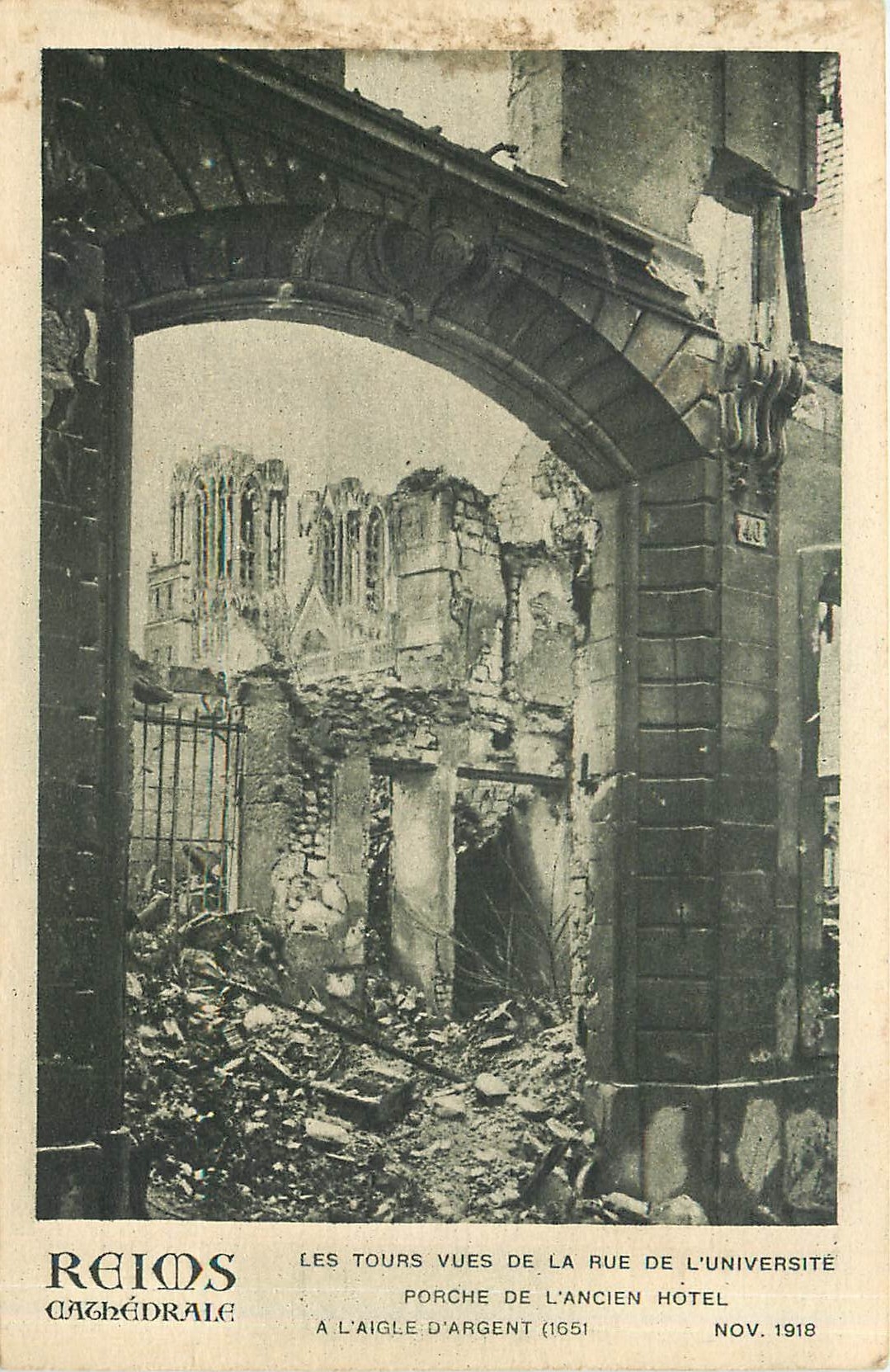CPA Reims cathedrale les Tours vues de la Rue de l'universite Porche de l'Ancien Hotel a l'Aigle d'A