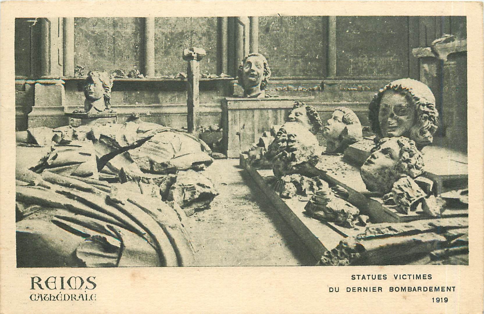 CPA Reims cathedrale Statues Victimes du Dernier Bombardement 1919 