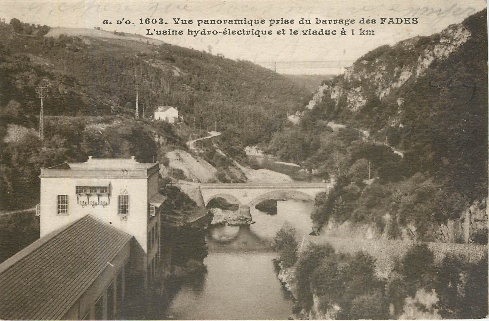 CPA Vue panoramique prise du barrage des Fades l'Usine hydro electrique et le viaduc a 1 km