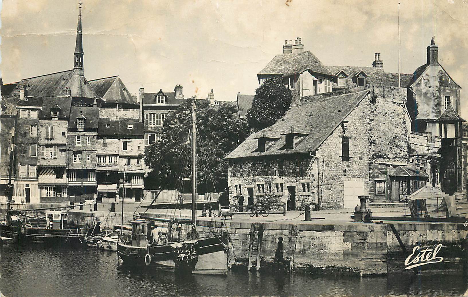 CPM Honfleur Le Bassin de l'Oues et la Lieutenance Bateau