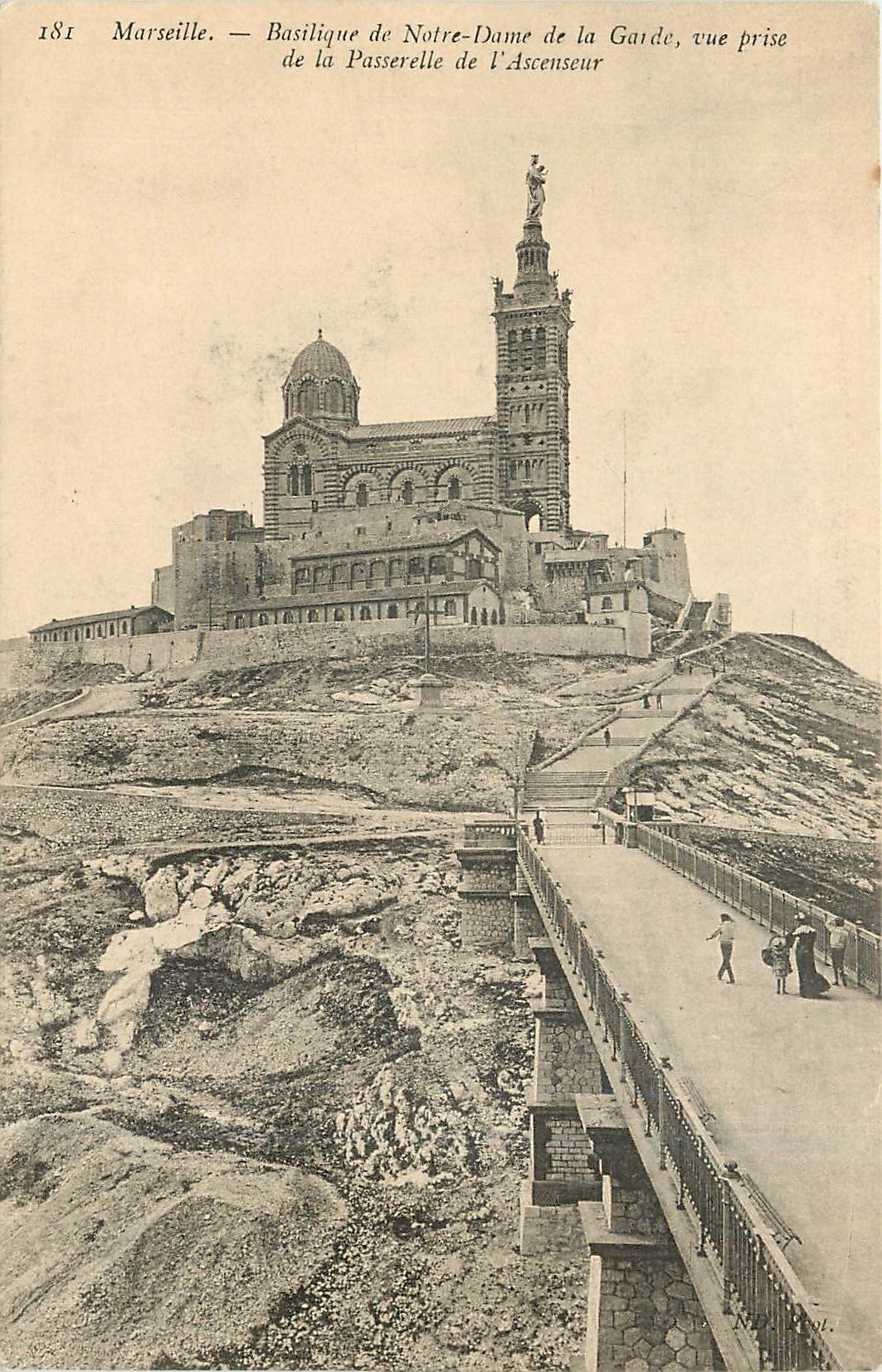 CPA Marseille Basilique de Notre Dame de la Garde vue prise de la Passerelle de l'Ascenseur 