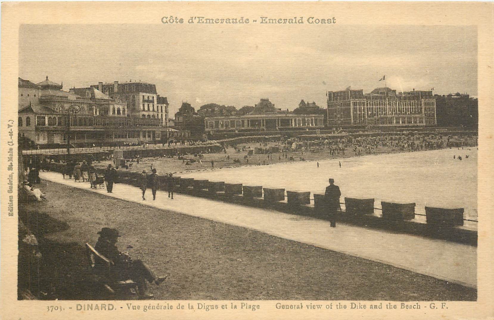 CPA Dinard Vue generale de la Digue et la plage 