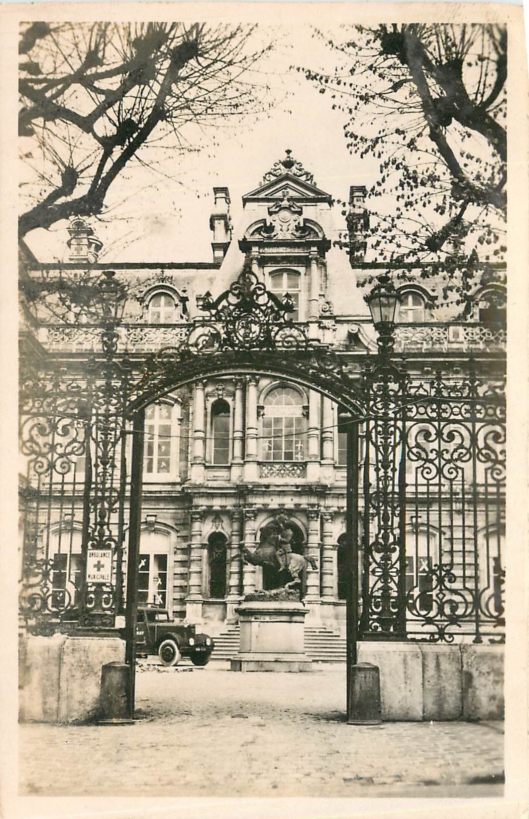 CPA Epernay Marne Le Chateau Perrier Bibliotheque et Musee 