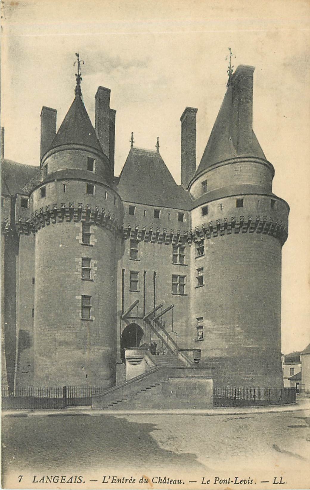 CPA Langeais l'Entree du Chateau Le Pont Levis