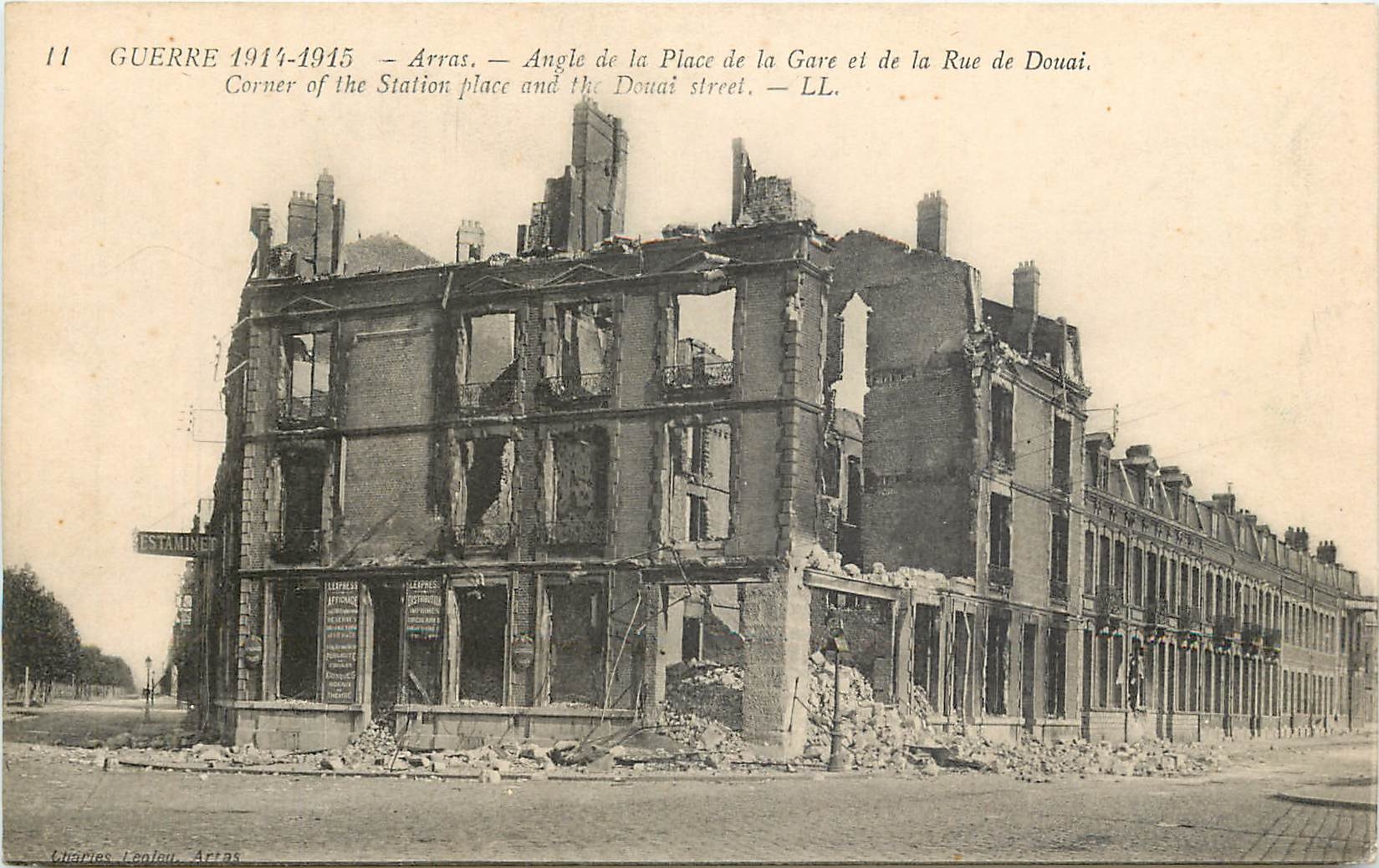 CPA Arras Angle de la Place de la Gare et de la Rue de Douai 