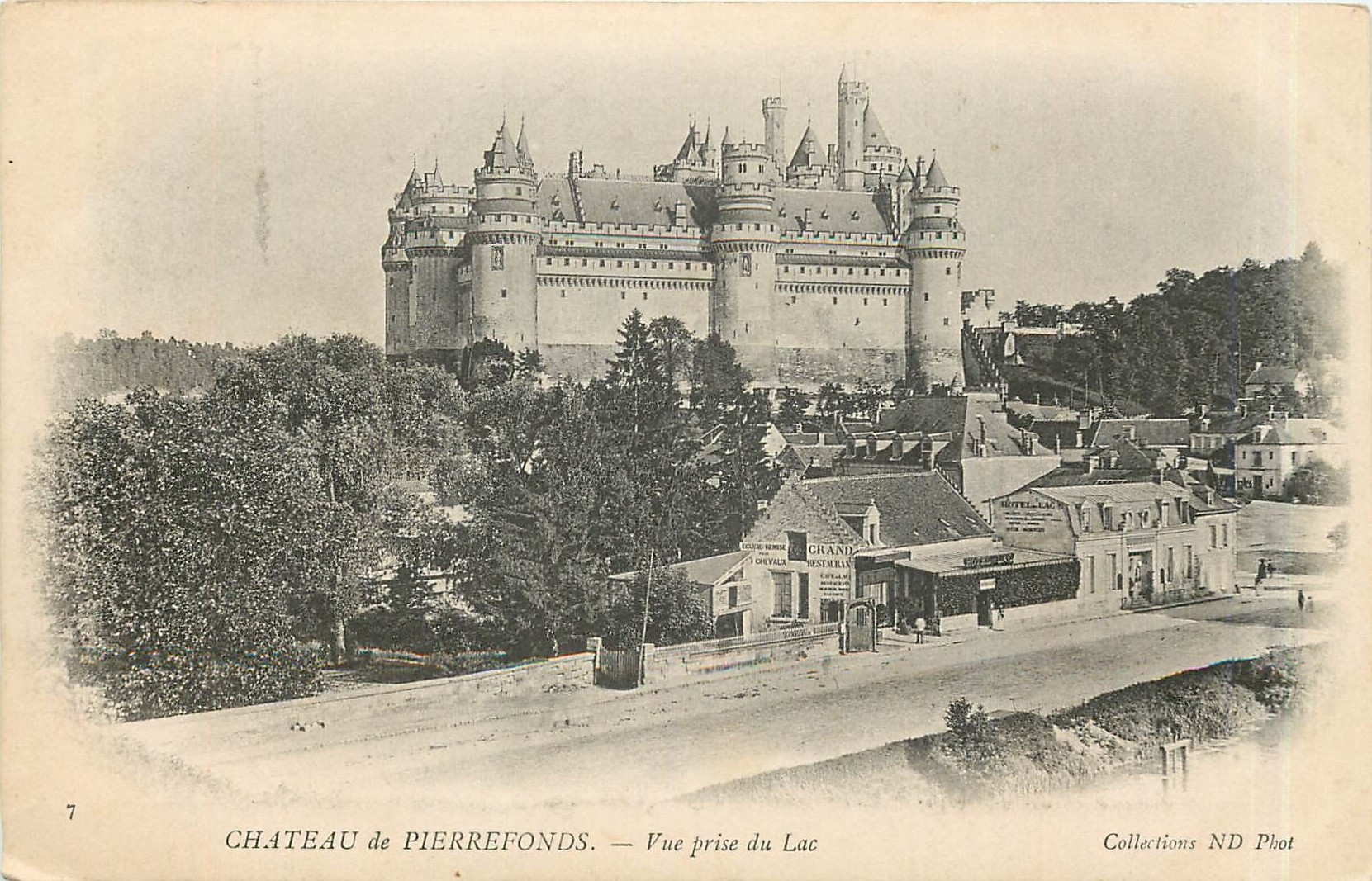 CPA Chateau de Pierrefonds Vue prise du Lac
