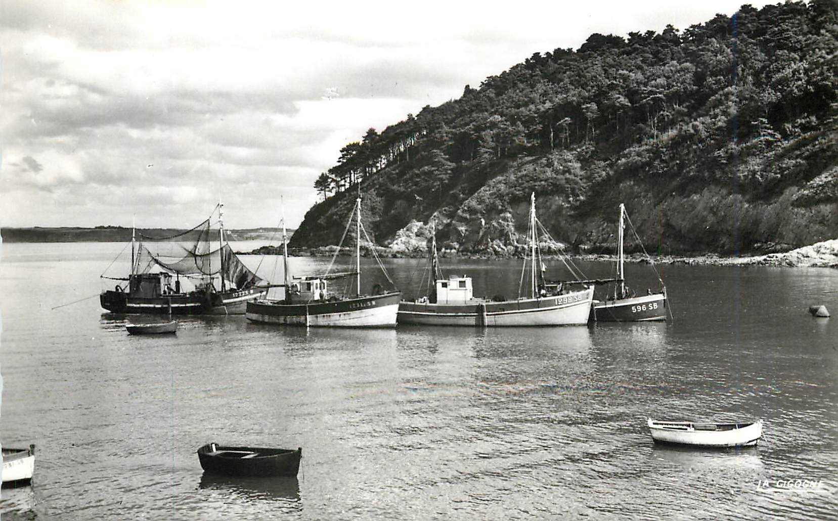 CPM Saint Brieuc Cotes du Nord Sous la Tour Le Legue  Bateaux