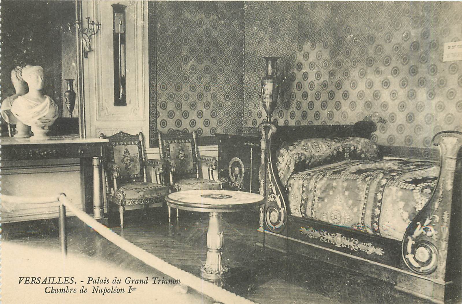 CPA Versailles Palais du Grand Trianon Chambre de Napoleon 
