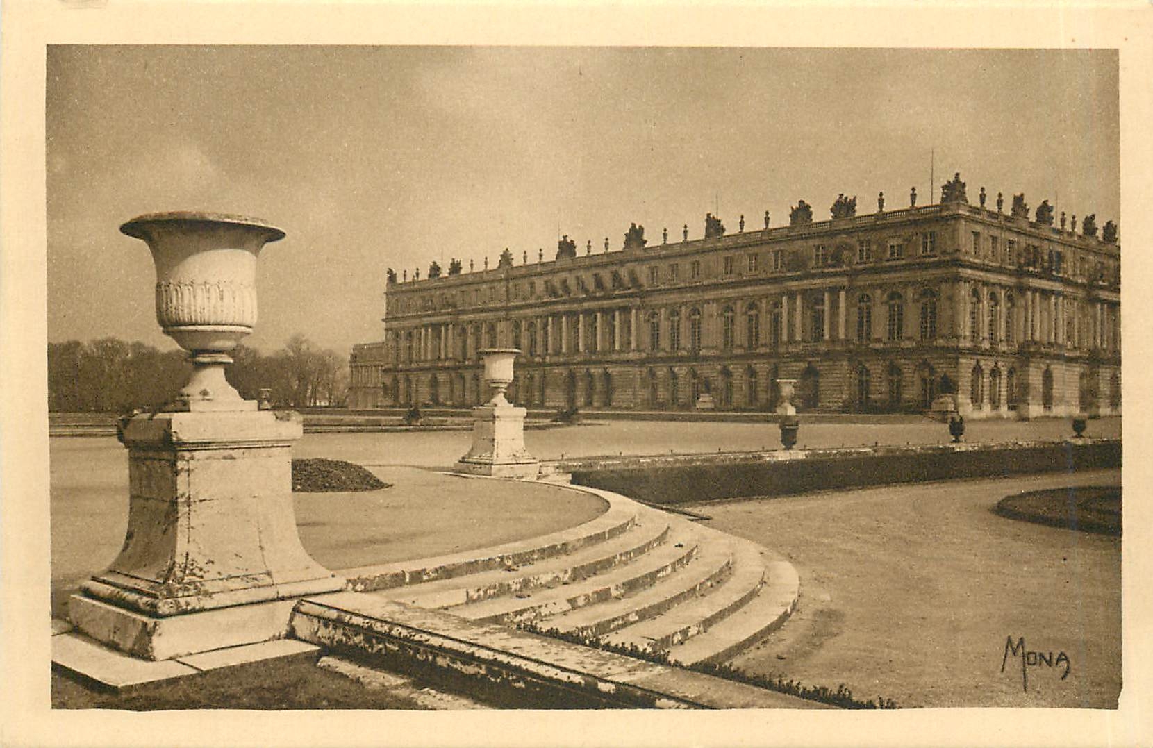 CPA Versailles Le Chateau partie centrale de la facade et les Parterres du Midi 