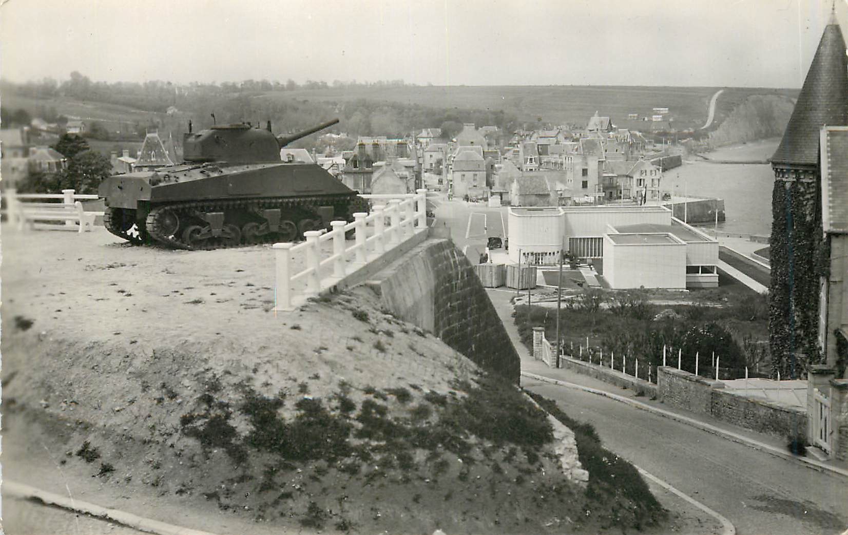 CPM Arromanches Calvados Port Winston au centre le Musee 