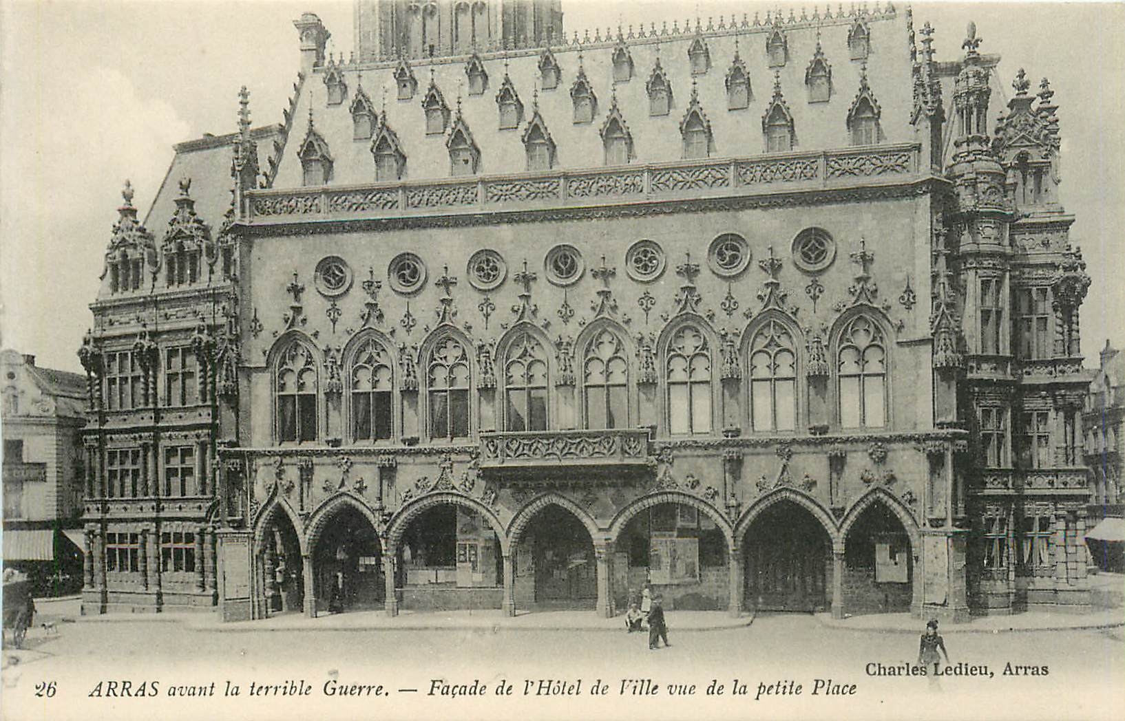 CPA Arras avant le terrible Guerre Facade de l'Hotel de Ville vue de la petite Place 
