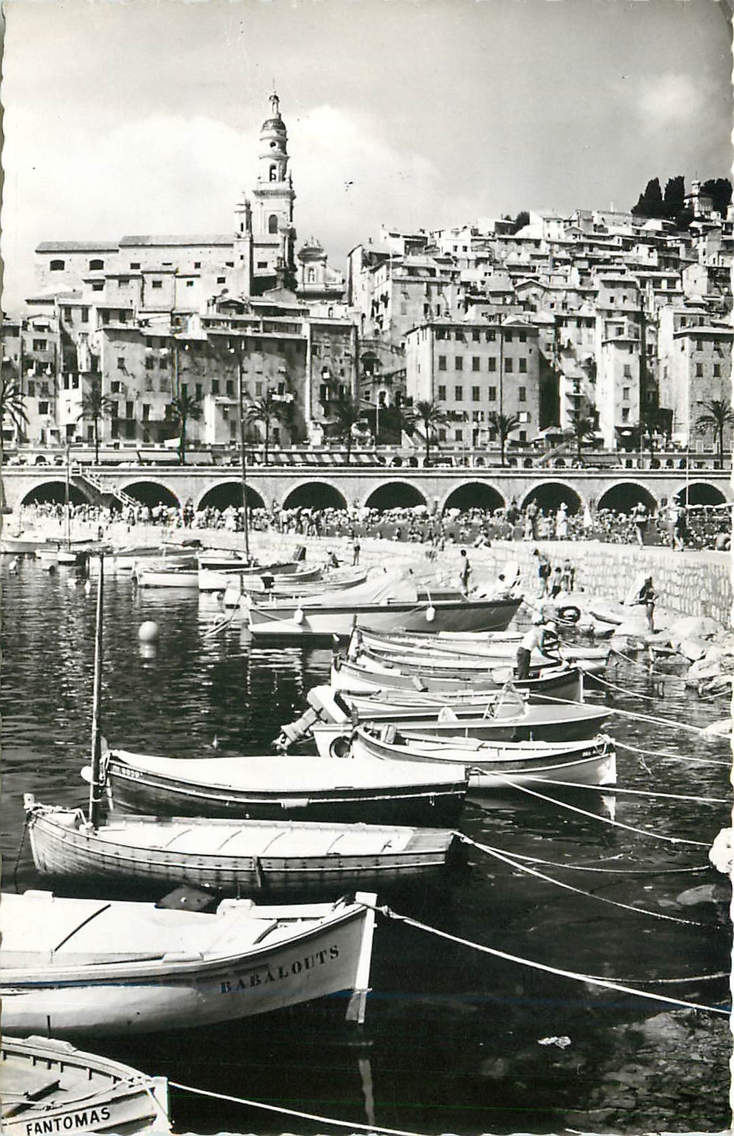 CPM Menton un coin du Port la Plage et la Vieille Ville
