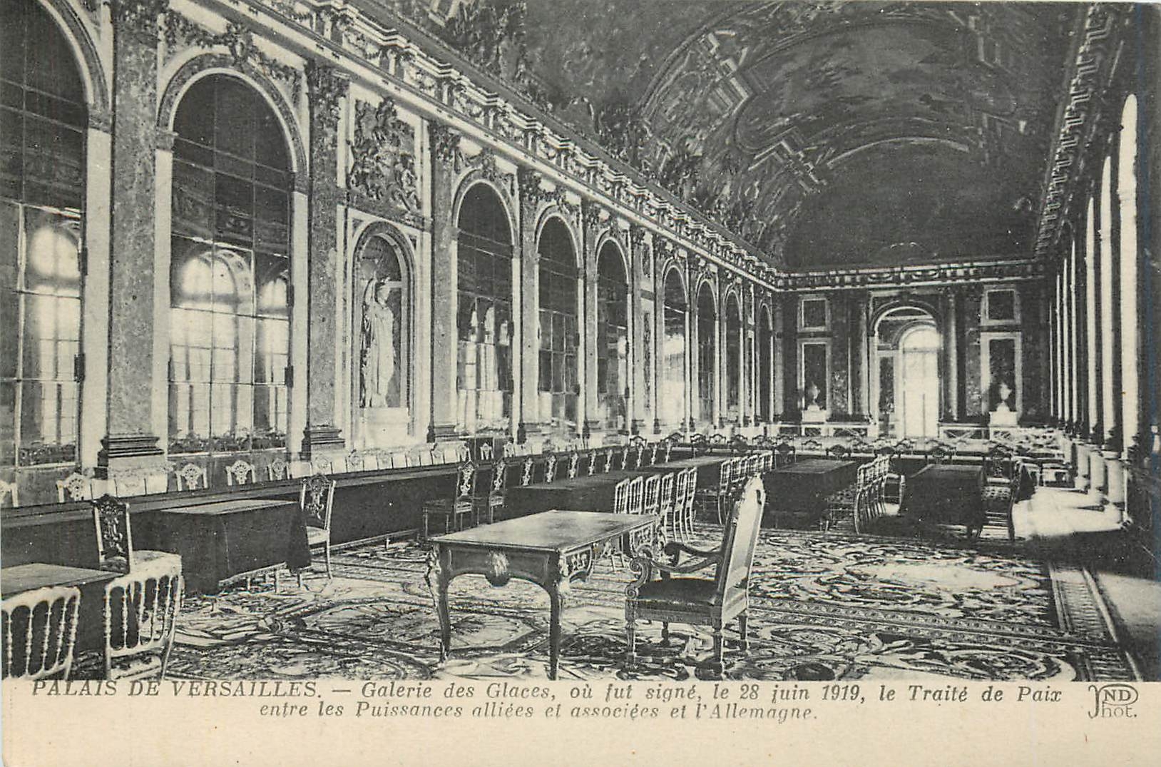CPA Palais de Versailles Galerie des Glaces ou fut signe le 28 Juin 1919 le traite de Paix entre les
