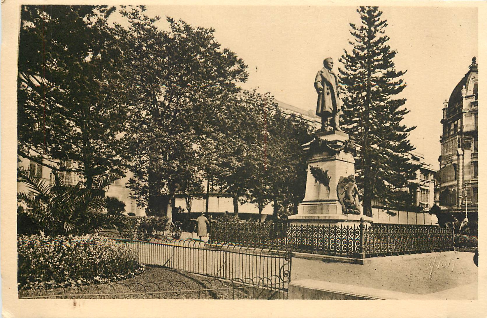 CPA La Douce France Nancy M et M statue et place Thiers 