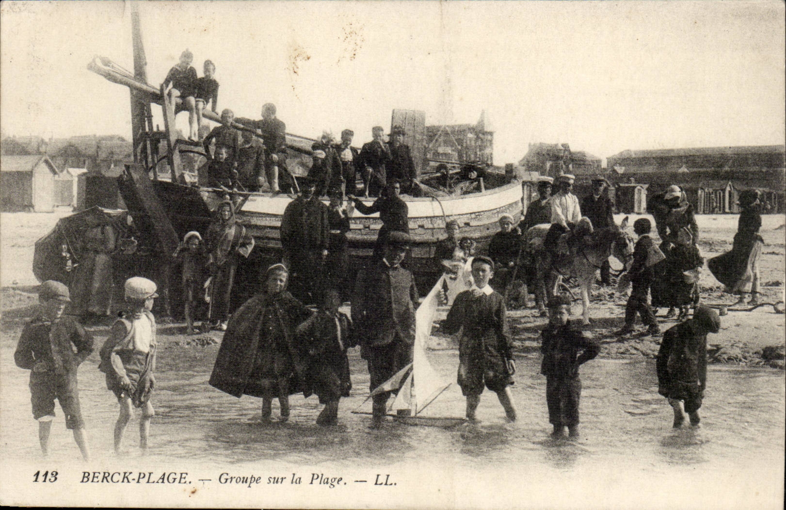 Berck Plage CPA Groups on the beach (nice shot)