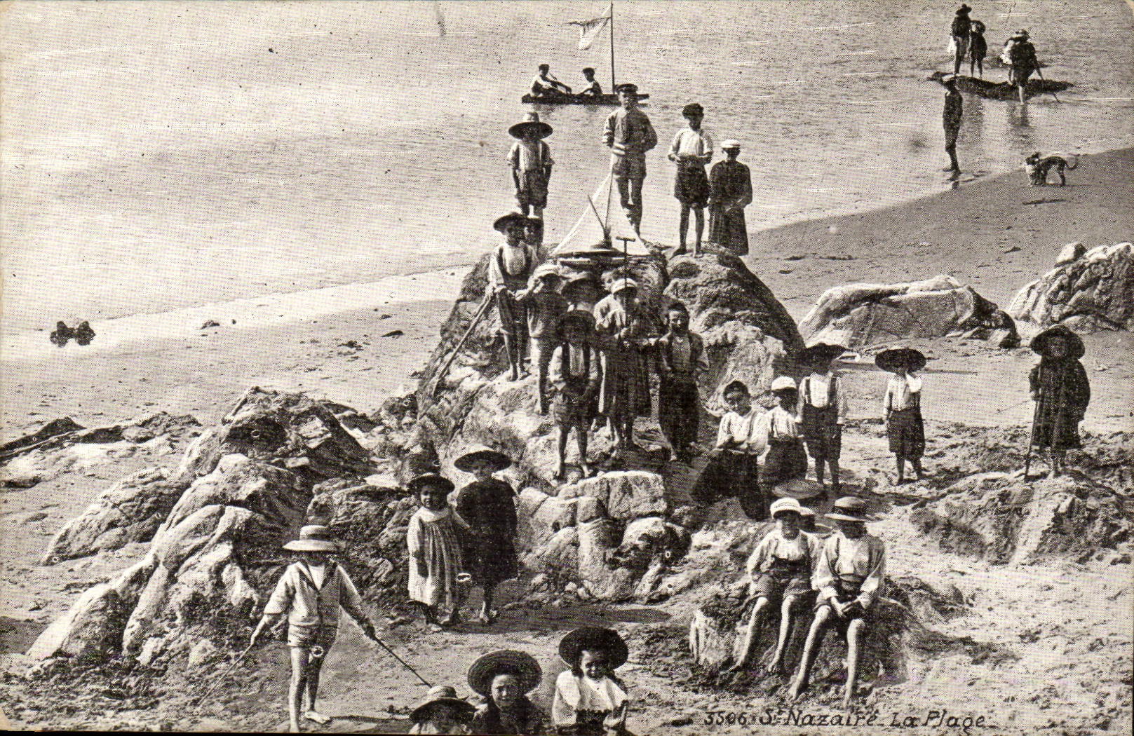 Saint Nazaire CPA the beach (children)