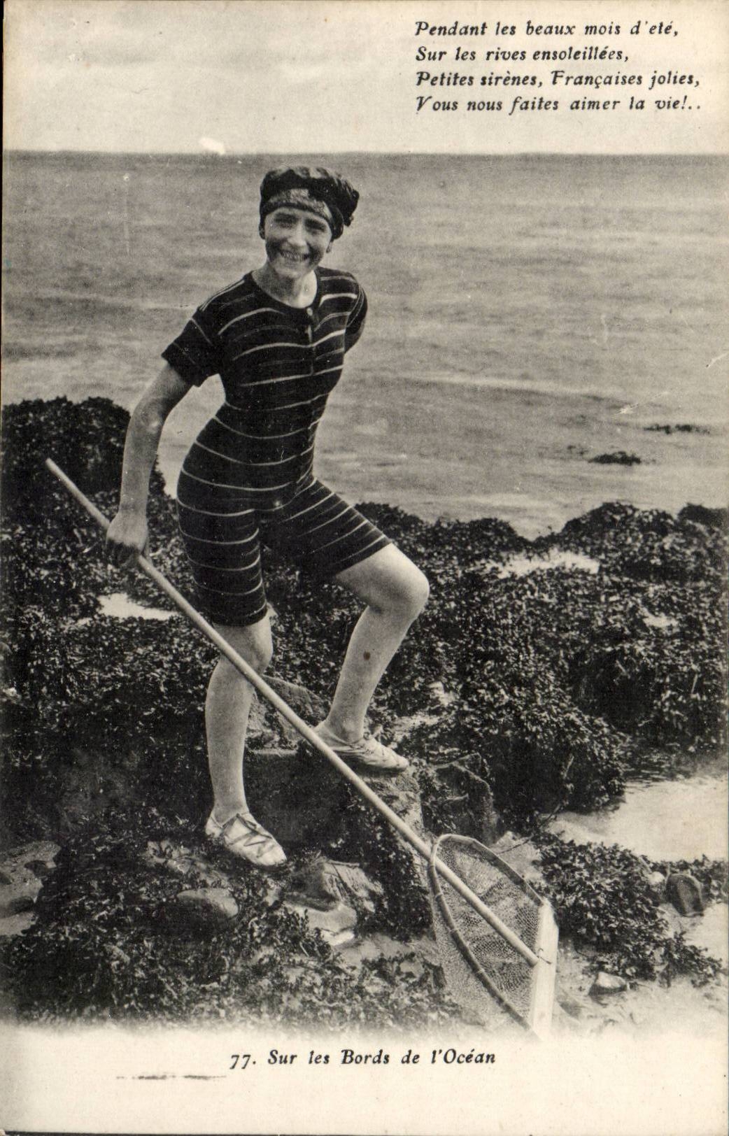 CPA Femme sur les bords de l ocean Pecheuse