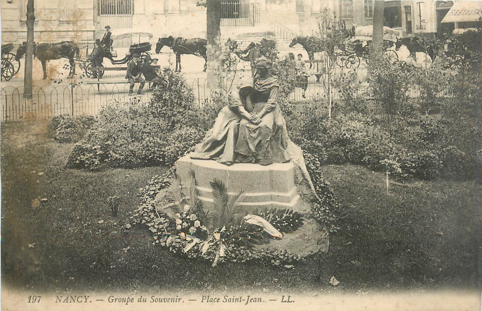CPA Nancy groupe du Souvenir place Saint Jean