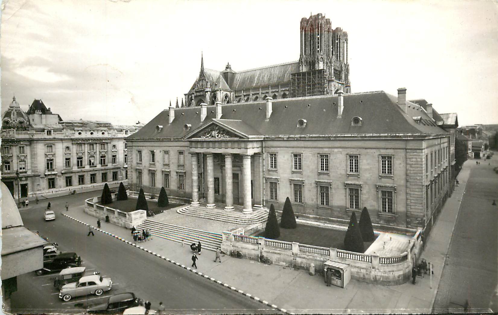 CPM Reims le palais de justice et la cathedrale 