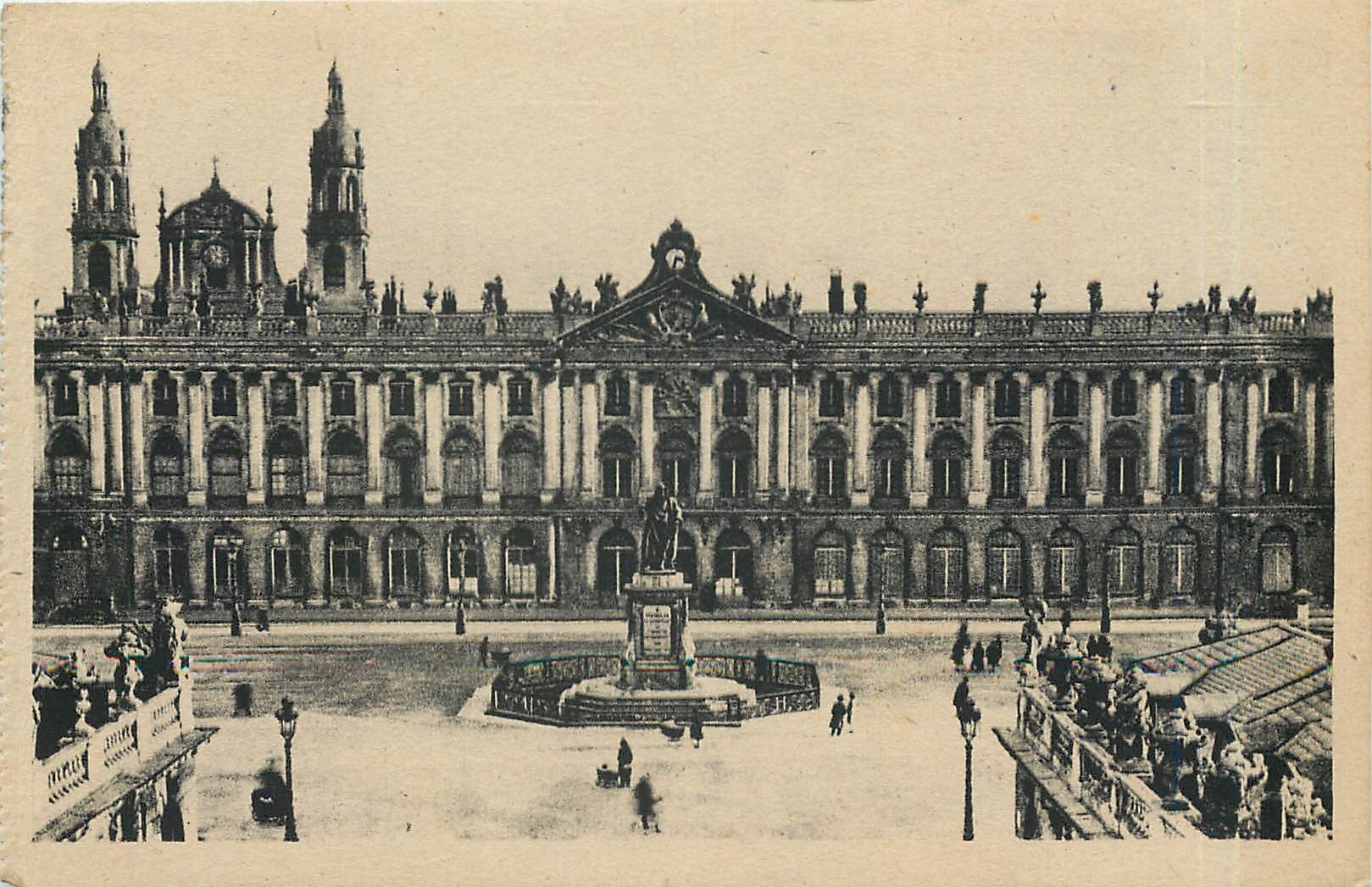CPA Nancy Place et statue de Stanislav l'hotel de ville et la cathedrale
