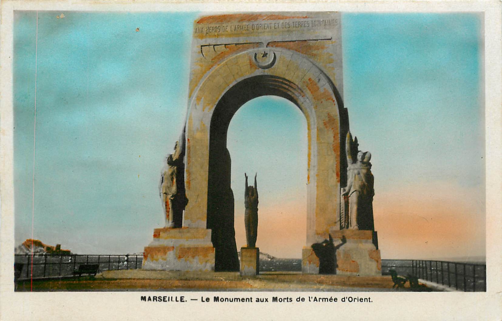 CPA Marseille le monument aux morts de l'armee d'orient 