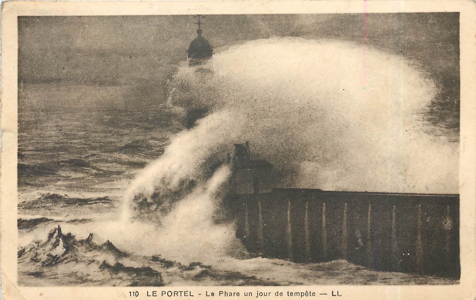 CPA Le Portel le Phare un jour de tempete Phare