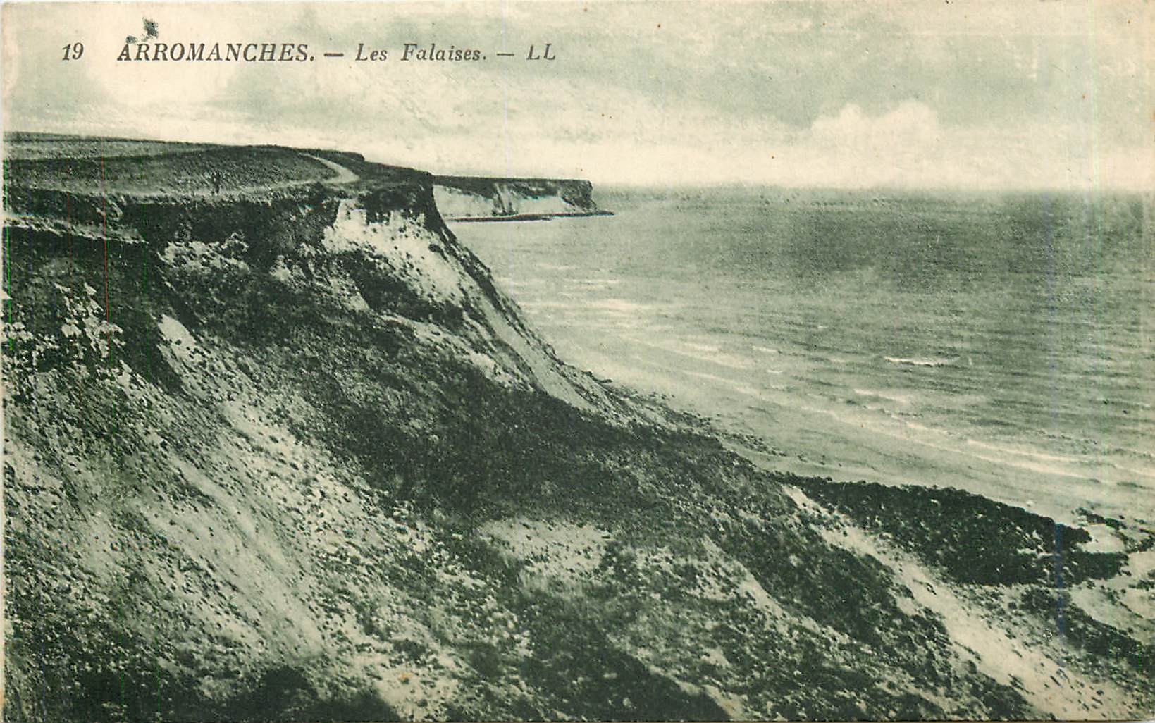 CPA Arromanches Les Falaises 