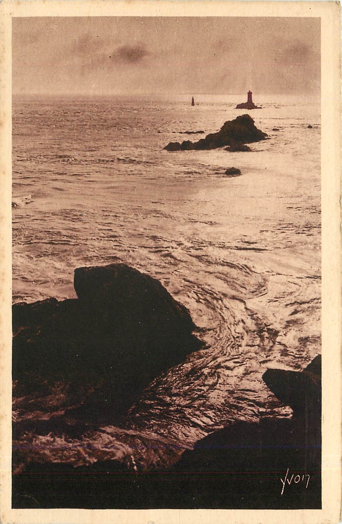 CPA Pointe du Raz Finestere - L'Eperon du Raz et le Phare de la Vieille