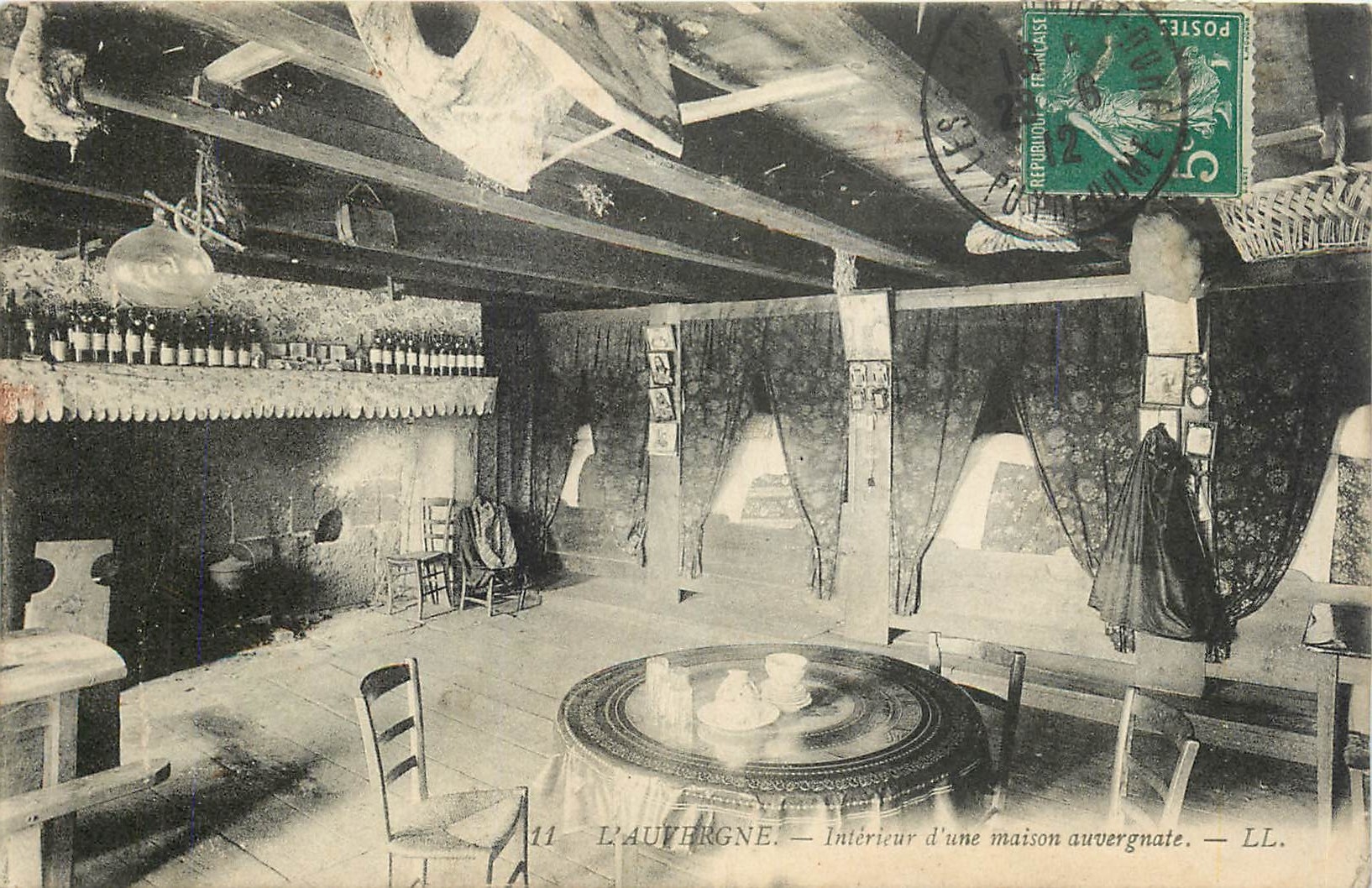 CPA L'Auvergne - Interieur d'une maison auvergnate