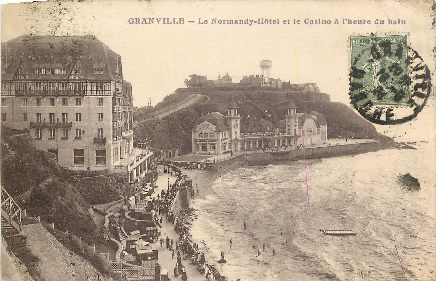 CPA Granville - le Normandy-Hotel et le casino a l'heure du bain