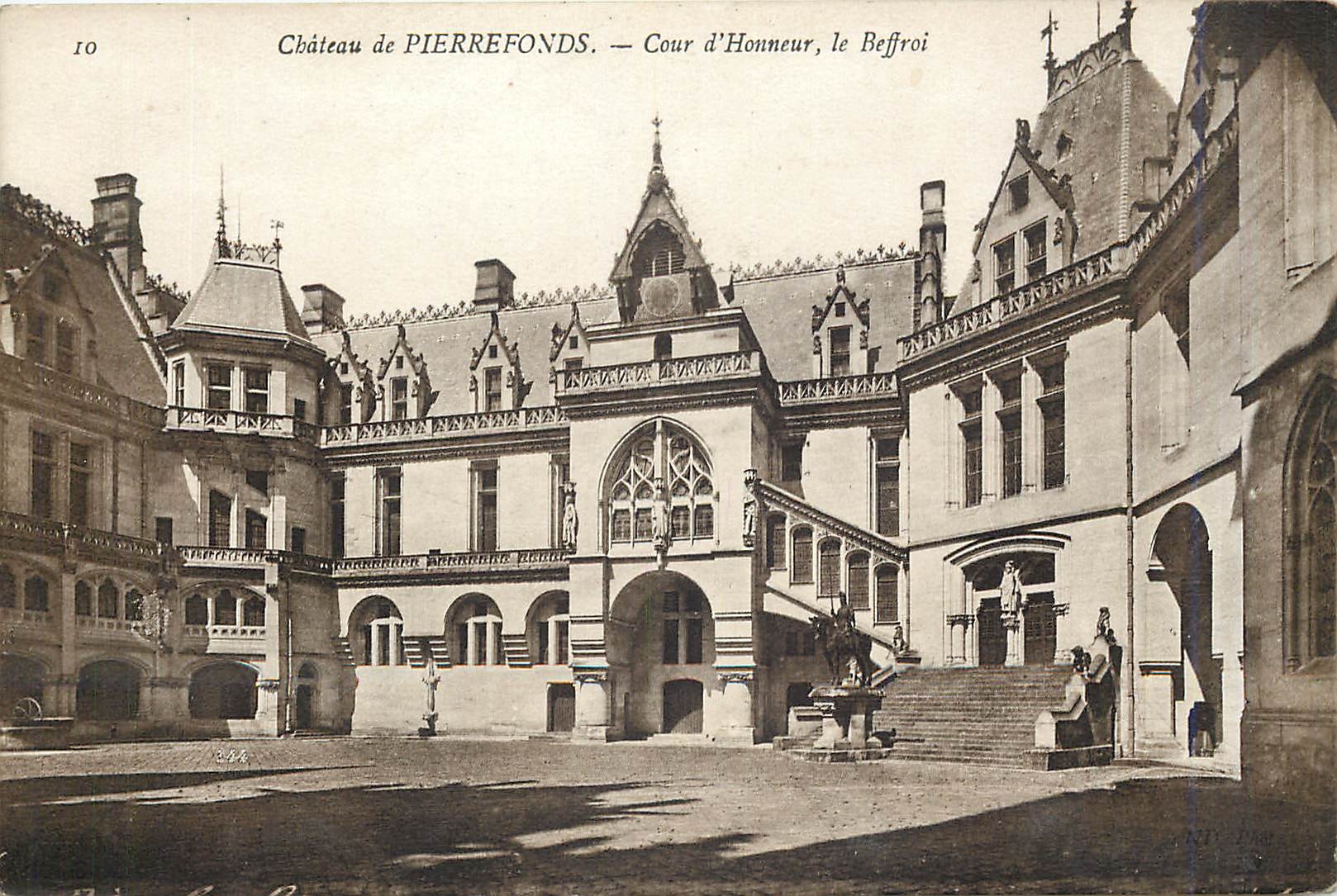 CPA Château de Pierrefonds - Cour d'honneur le Beffroi