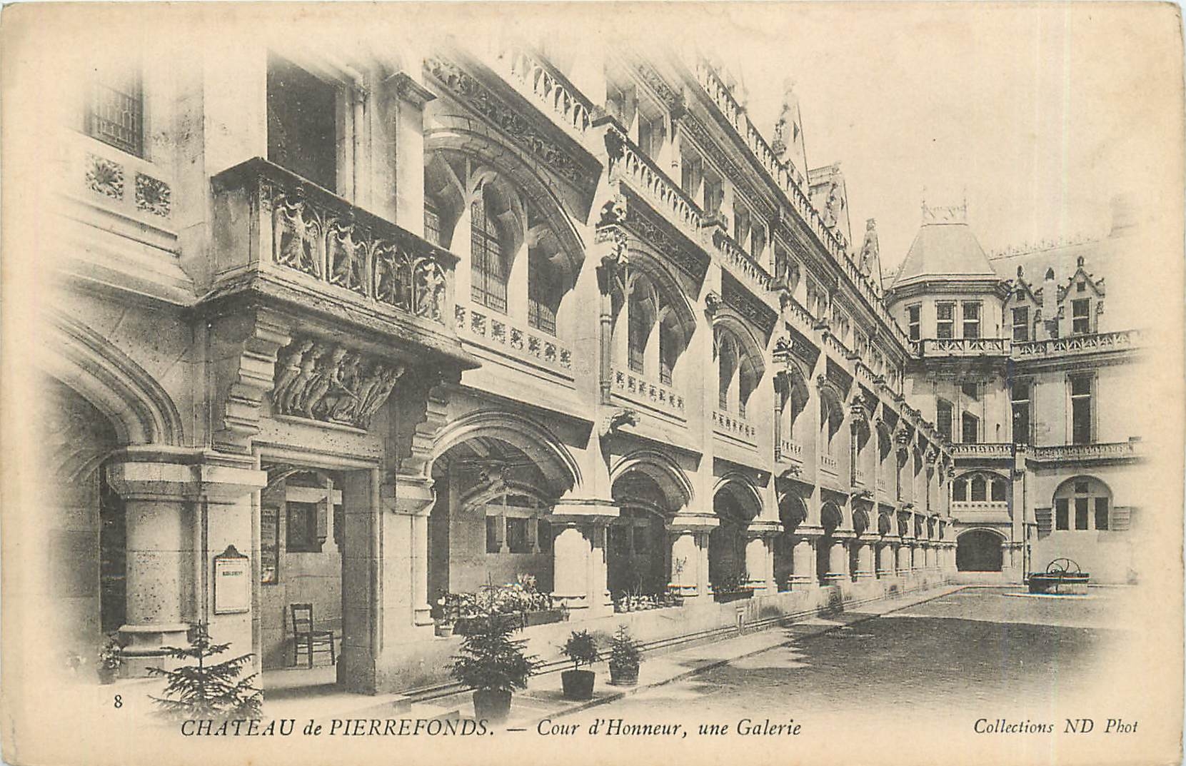 CPA Château de Pierrefonds - Cour d'honneur une galerie