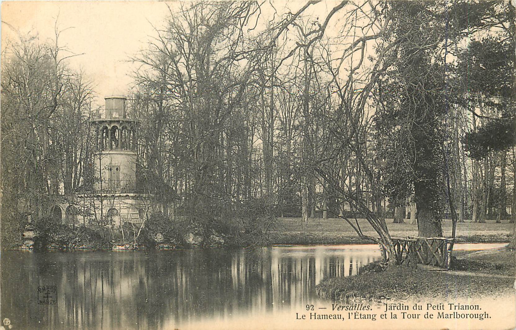 CPA Versailles - jardin du Petit Trianon Le hameau l'etang et la Tour de Marlborough