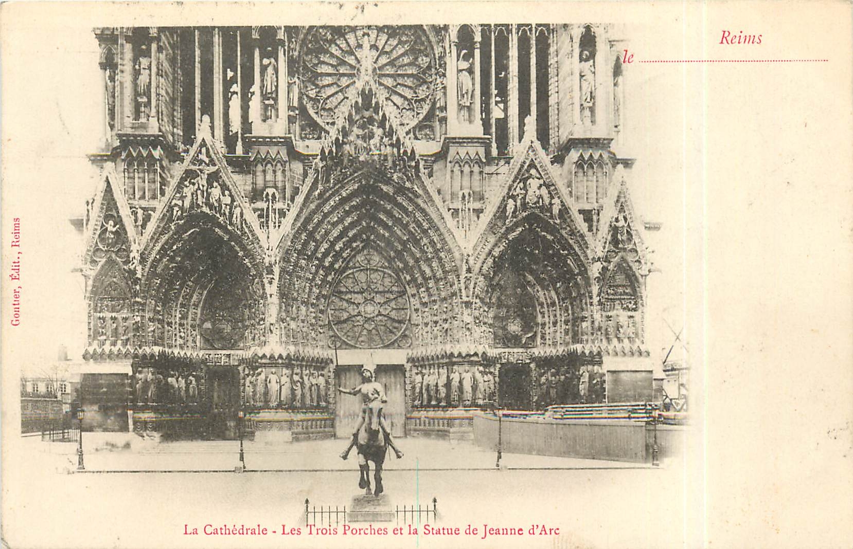 CPA la cathedrale - les trois porches et la statue de Jeanne d'Arc