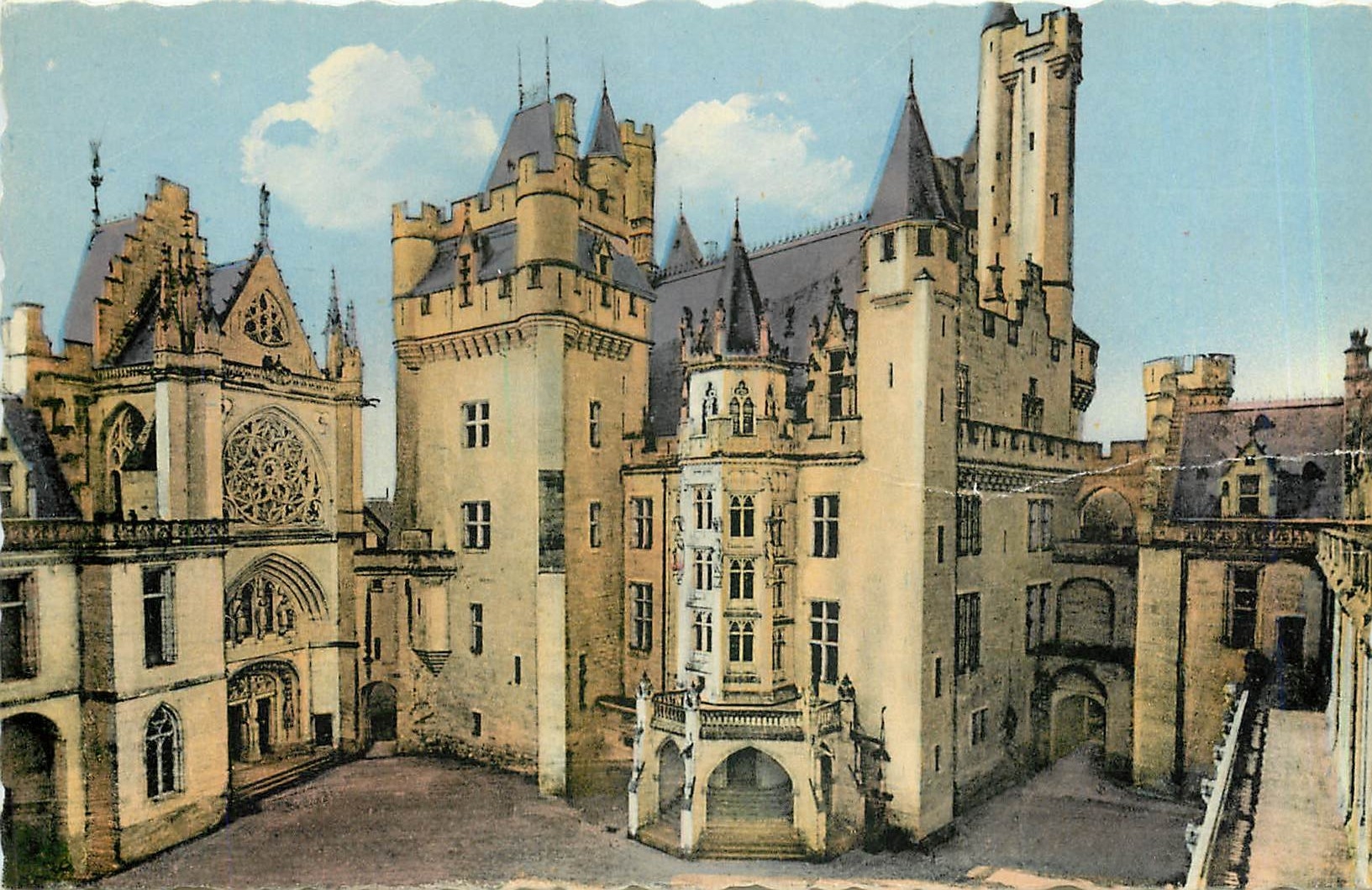 CPM Pierrefonds Le château Escalier d'honneur Le donjon et la chapelle