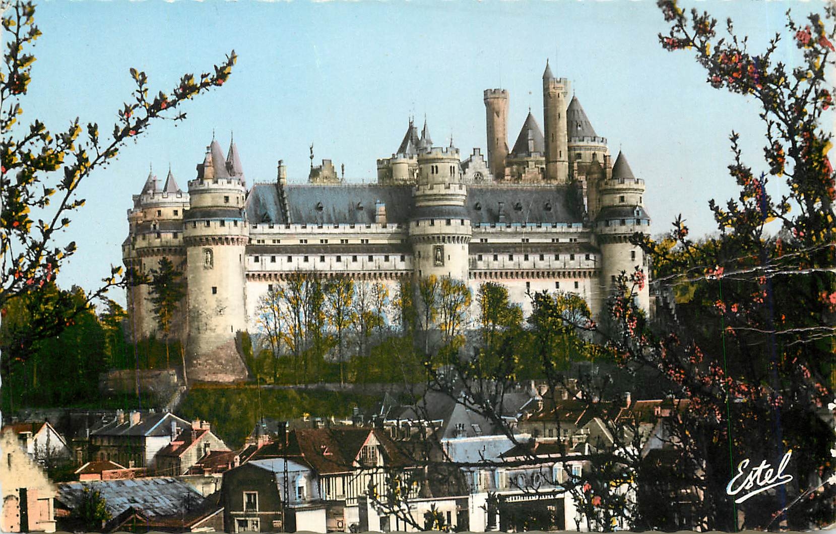 CPM LE château de Pierrefonds Facade Ouest Les Tours Godefroy Alexandre et Arthus