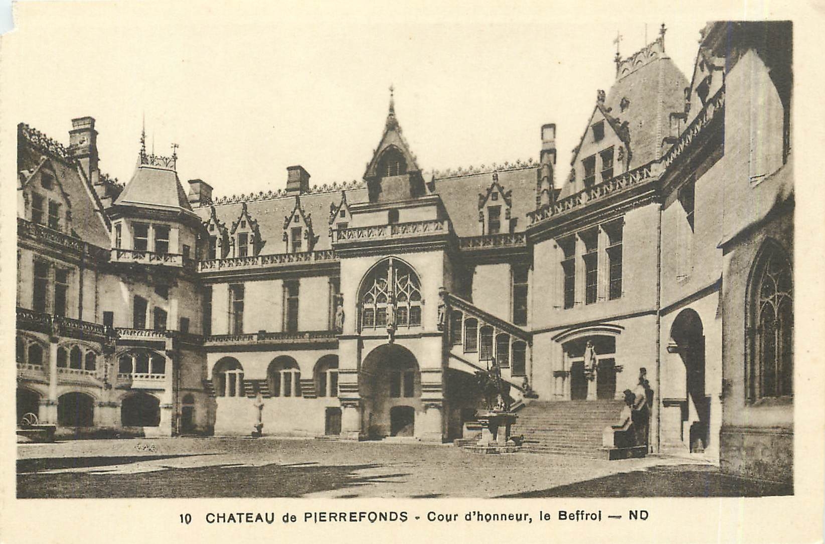 CPA Château de Pierrefonds Cour d'honneur Le beffroi