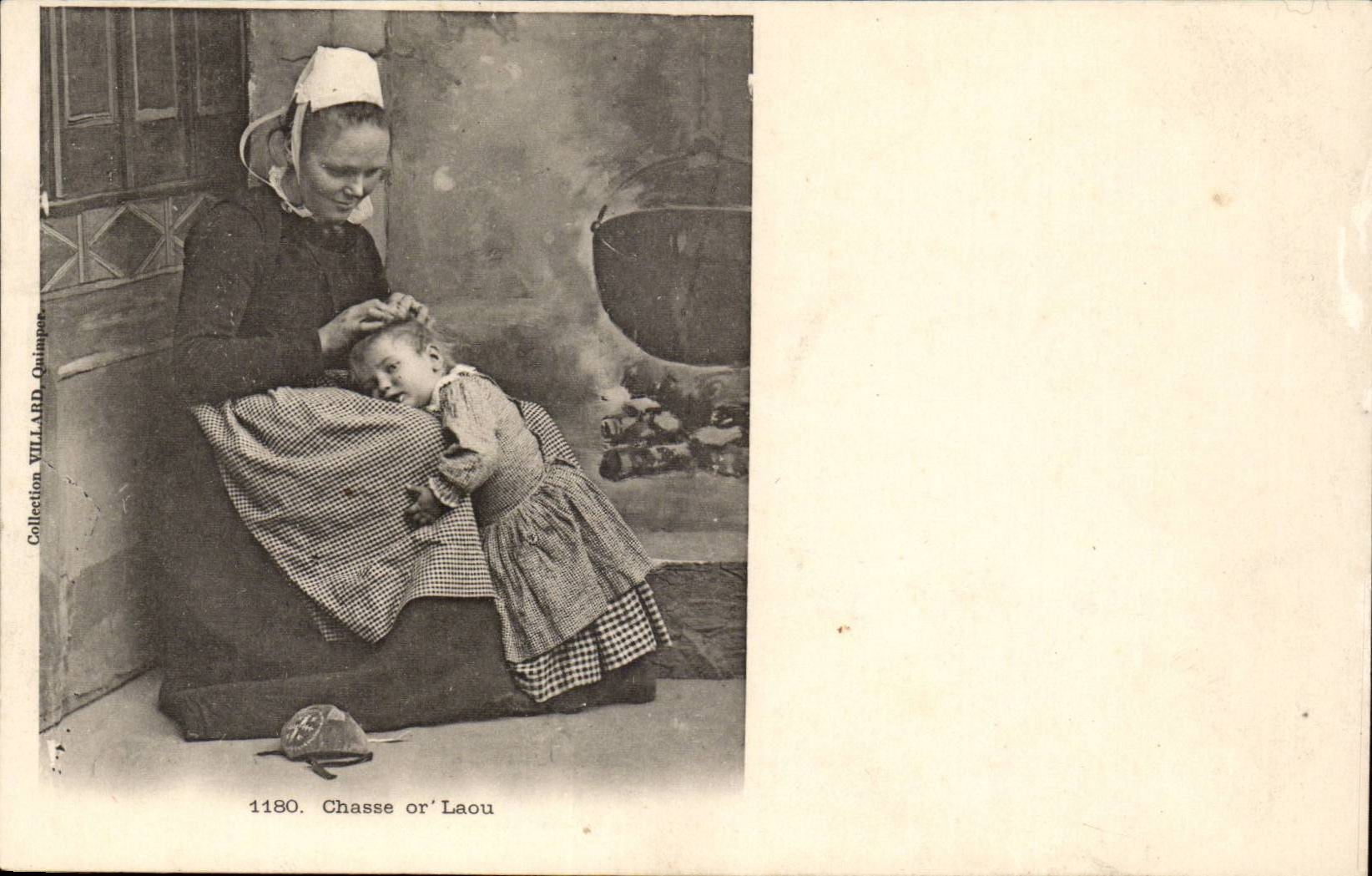 CPA Drives out gold Laou Femme and child (folklore caps Brittany costume)