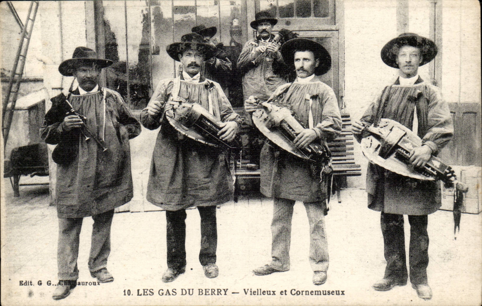 CPA gas of Berry Vieilleux and cornemuseux (folklore caps costume) TOP