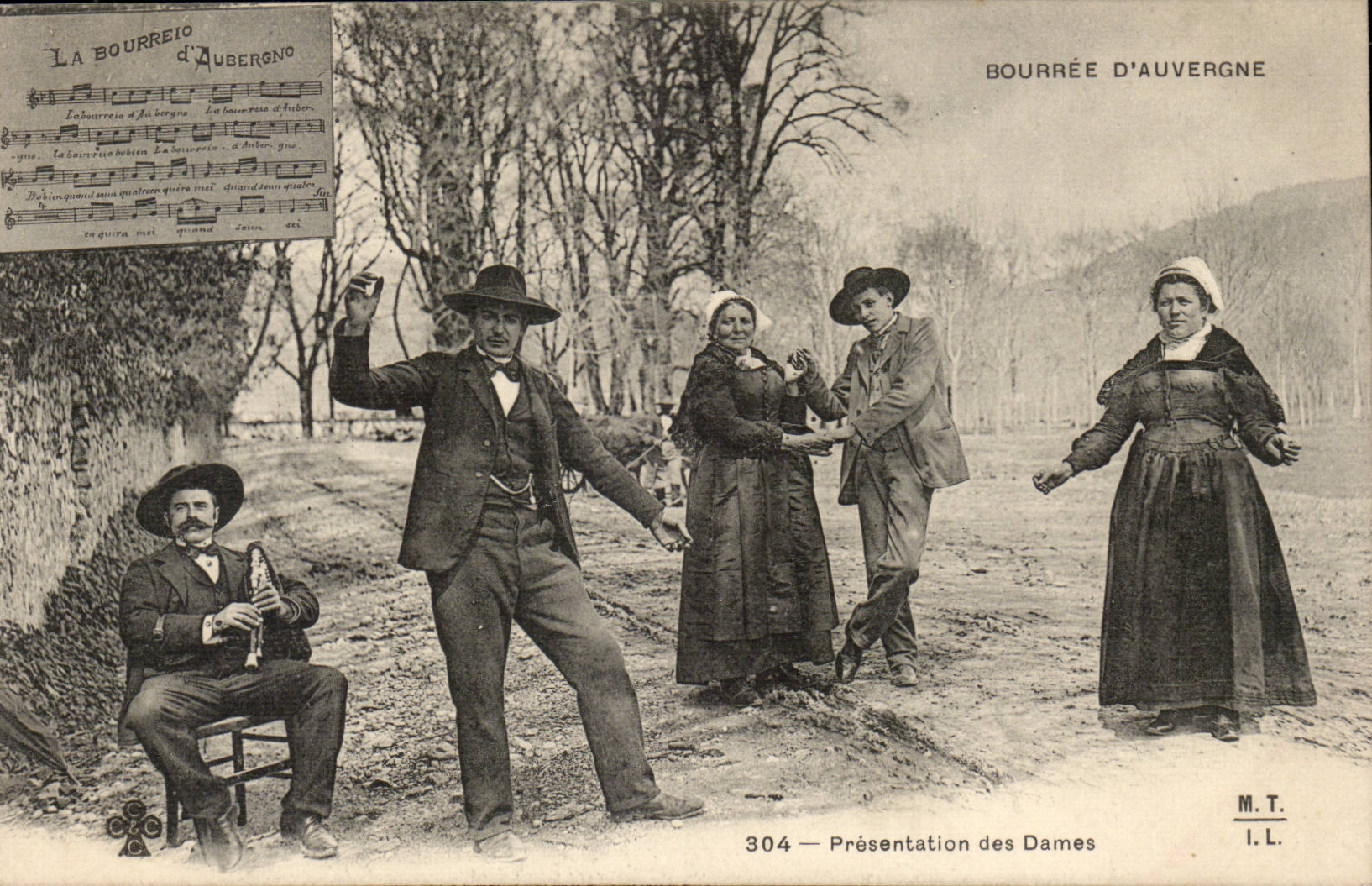 CPA Faggot of Auvergne Presentation of the ladies (folklore caps costume) TOP