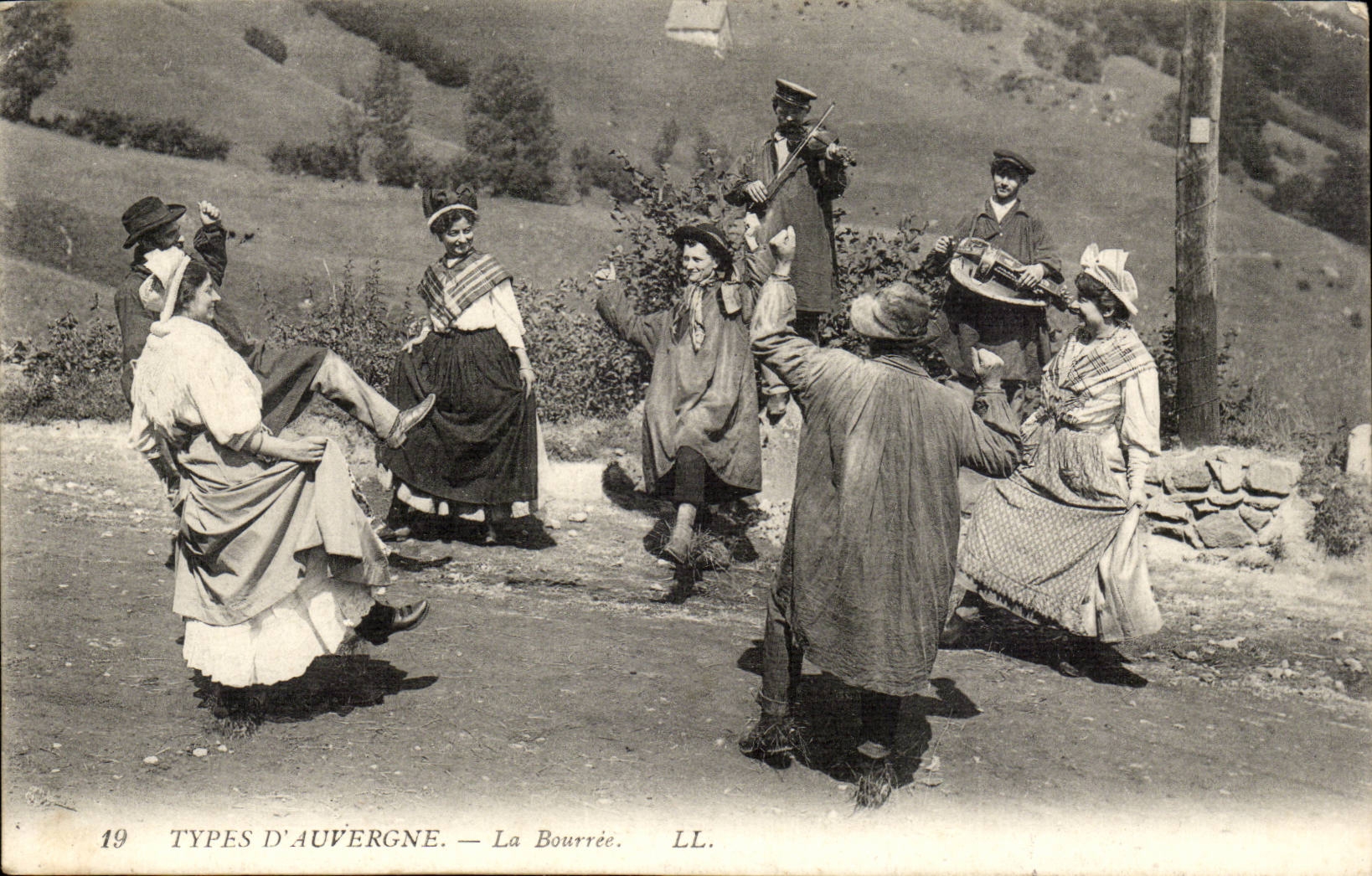 CPA Faggot of Auvergne (folklore caps costume dances)