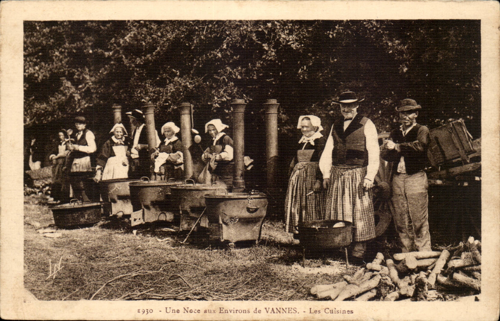 CPA a wedding around Valves kitchens (folklore caps costume)