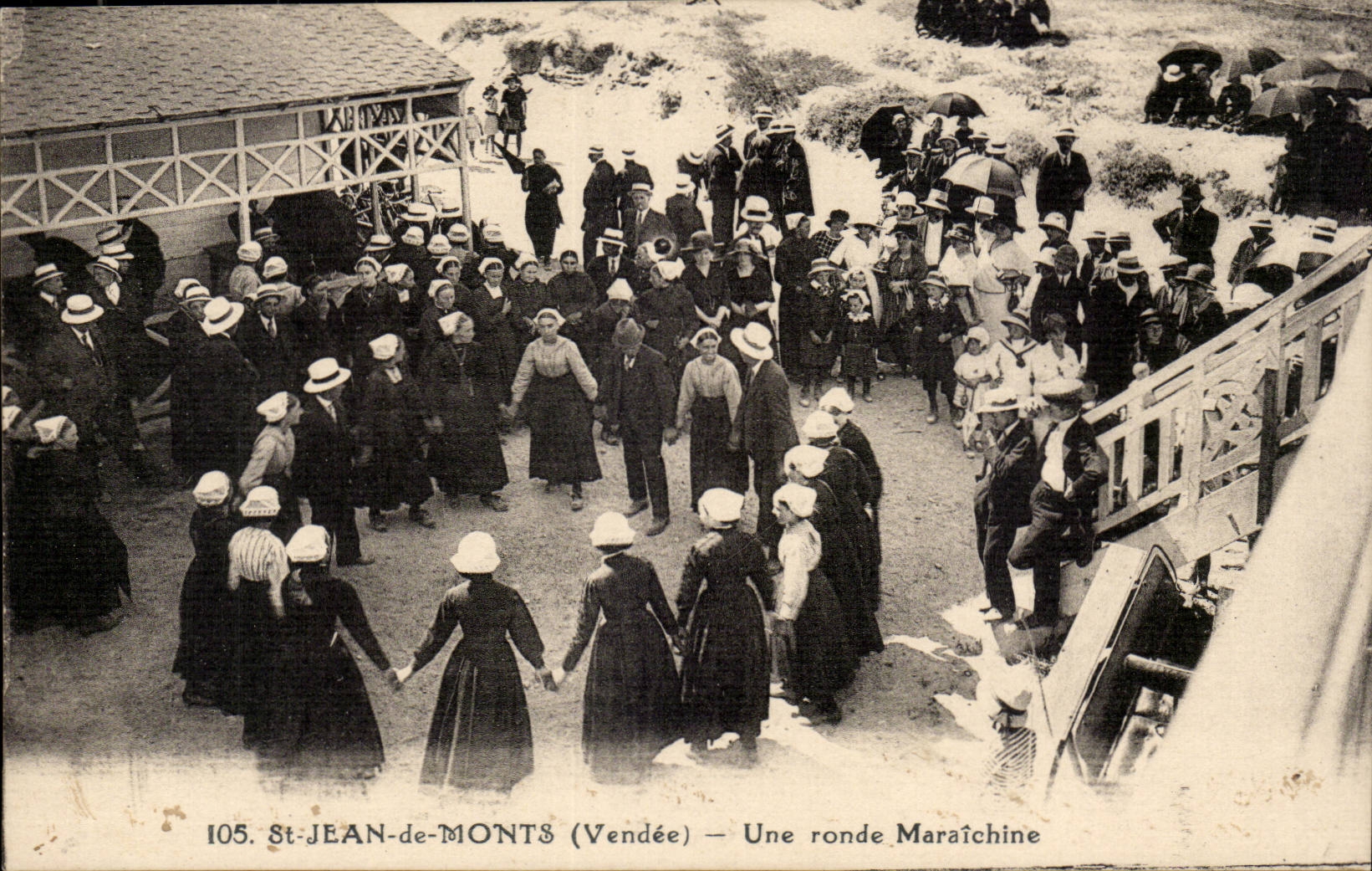 CPA St Jean de Monts a round maraichine (folklore caps costume)