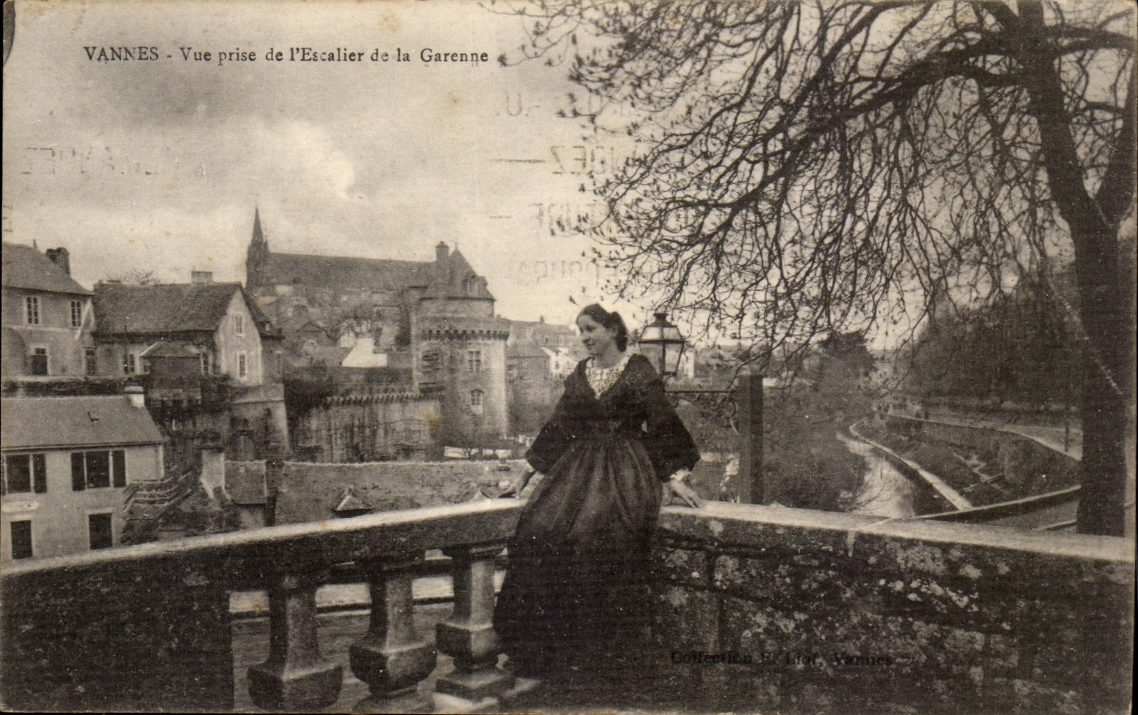 CPA Valves Seen from of the staircase of Garenne (folklore caps costume)