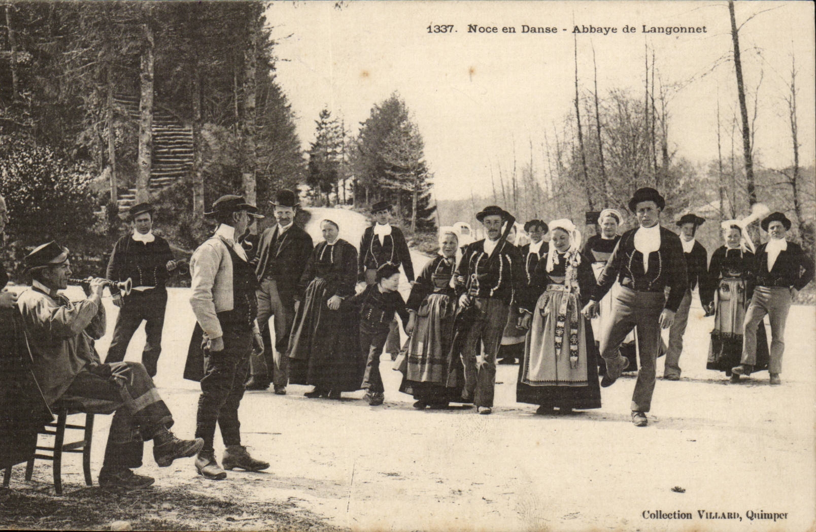 CPA Noce dances Abbaye of Langonnet of it (folklore caps costume)