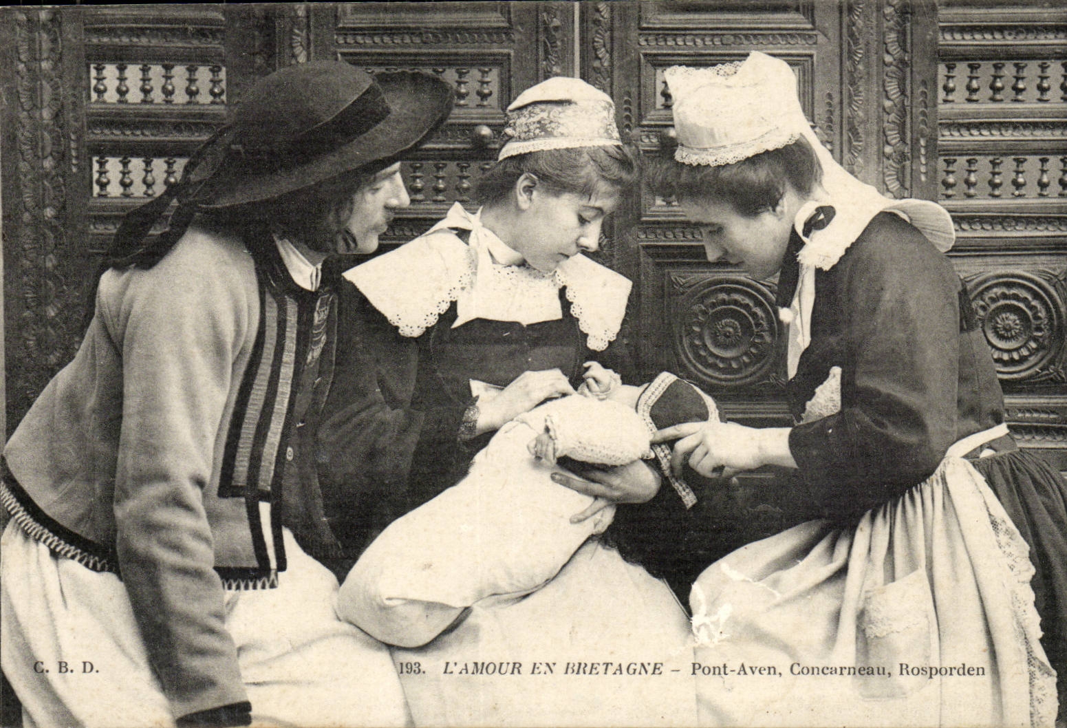 CPA love in Brittany Bridge Swallow-hole Concarneau Rosporden (folklore caps costume)