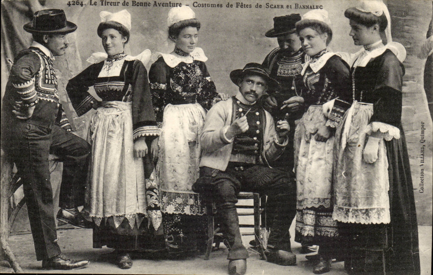 CPA the gunner of good Costums adventure of festivals of Scaer and Bannalec (folklore caps costume)